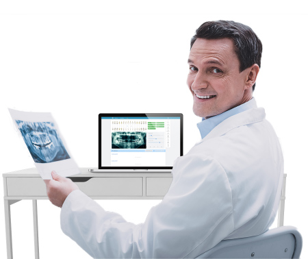 Fogorvos nézi a röntgen képet a fogorvosi rendelőben és a laptopon a fogászati tervkészítő szoftvert