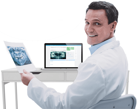 Fogorvos nézi a röntgen képet a fogorvosi rendelőben és a laptopon a ingyenes fogászati tervkészítő szoftvert